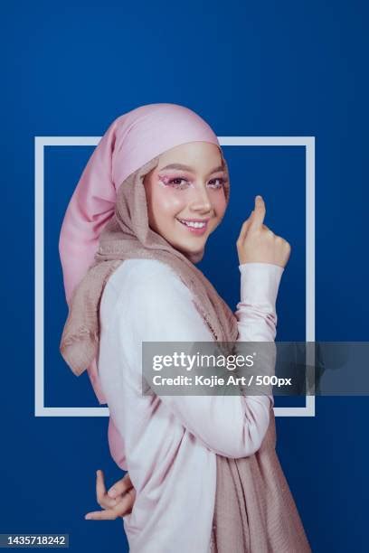 43,909 Malay Model Stock Photos & High